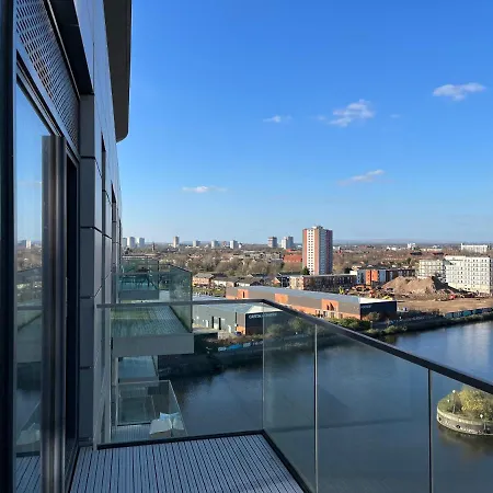 Waterside Retreat: Luxury Canal-side In With Balcony Apartment Manchester