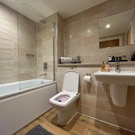 Waterside Retreat: Luxury Canal-side In With Balcony *