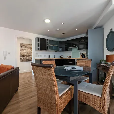 Stylish Modern Spacious Very Central 2 Bed 2 Bath Appartement