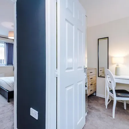 Chic 2 Bed House With Garden & Free Parking