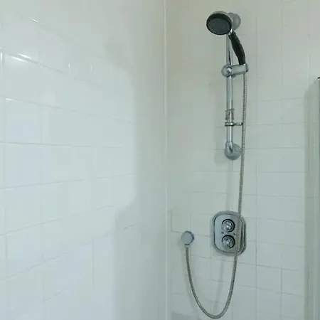 2 Bedroom Modern Flat In - Free Parking *