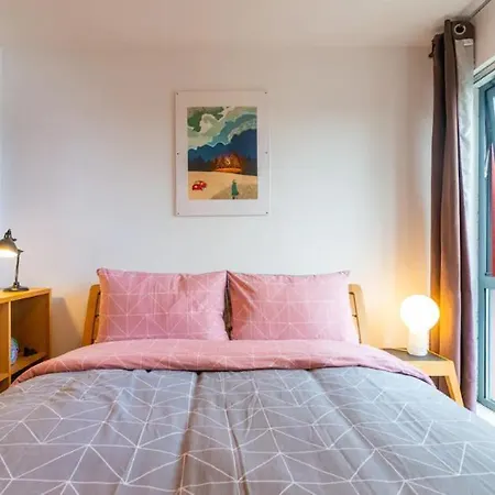 2 Bedroom Modern Flat In - Free Parking Appartement