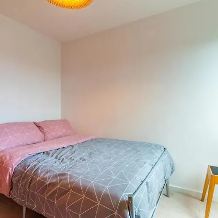 2 Bedroom Modern Flat In - Free Parking