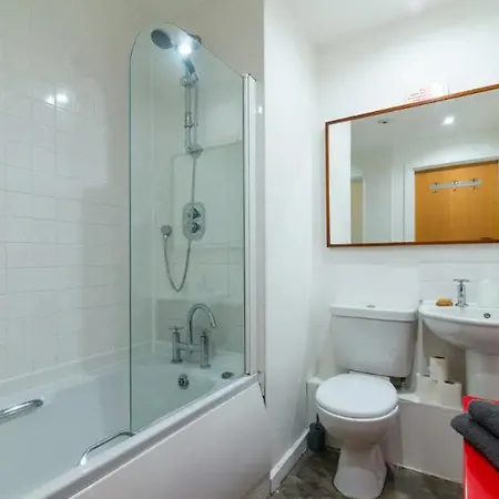 Apartment 2 Bedroom Modern Flat In - Free Parking