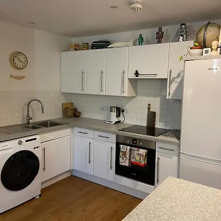 2 Bedroom Modern Flat In - Free Parking *