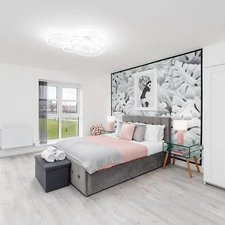 4 Bedroom, 3 Bathroom Walking Distance To Centre Holiday home *