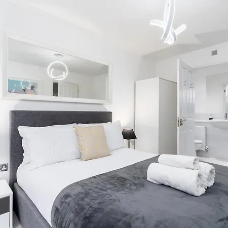 4 Bedroom, 3 Bathroom Walking Distance To Centre Manchester