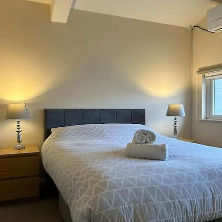 Great House + Air Conditioning + Free Car Parking * Manchester