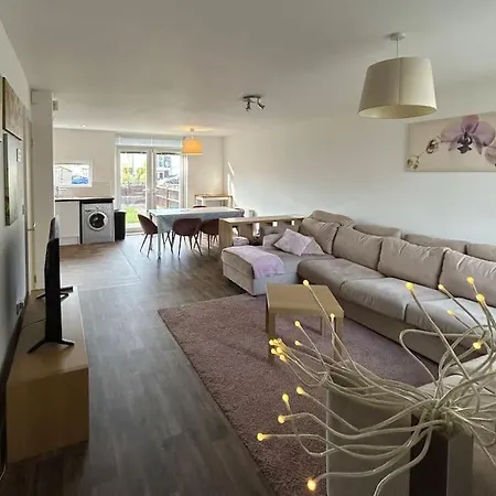 Holiday home Great House + Air Conditioning + Free Car Parking *