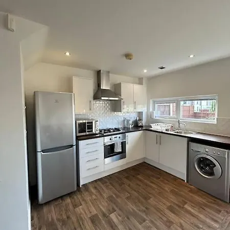 Great House + Air Conditioning + Free Car Parking * Manchester