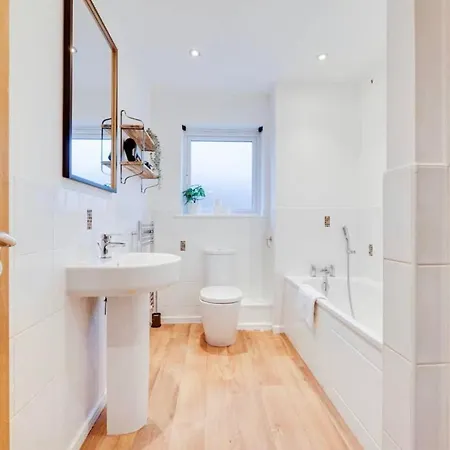 55 Kempster Gardens * Manchester