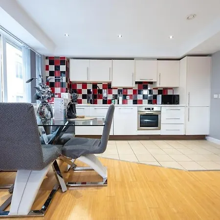 Guestready - Cherry Red Escape Near Picadilly Manchester