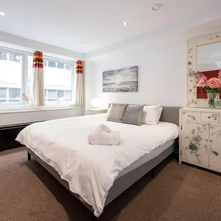 Guestready - Cherry Red Escape Near Picadilly *