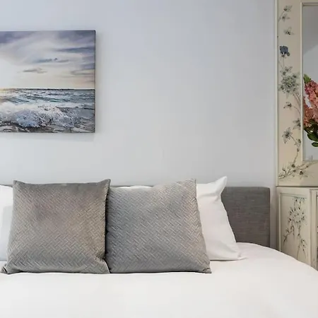 Guestready - Cherry Red Escape Near Picadilly *