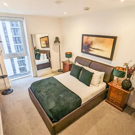 Apartment Waterfront Retreat: Modern 2-bed Manchester
