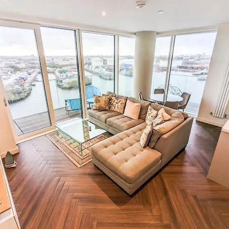 Waterfront Retreat: Modern 2-bed Manchester
