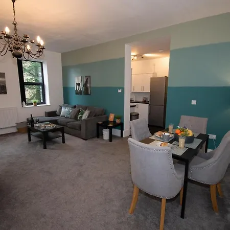 Ideal In Thorncliffe Apartment *