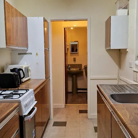 Holiday home Tallis House, Sleeps 5, Near Centre, Free Parking, Long Or Short - By Nmb *