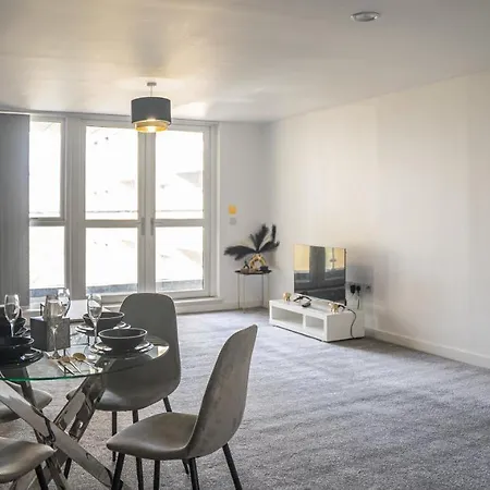 A Spacious 2 Bed With A River And Cascade View, Imaya Nights, M3 * 맨체스터