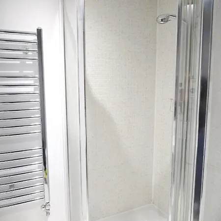 Apartmán Spacious 2br 2ba Centre Sleeps 5 *