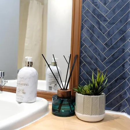 Spacious 2br 2ba Centre Sleeps 5 *