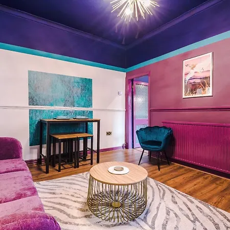 Spacious And Modern 5 Bedroom House * مانشستر