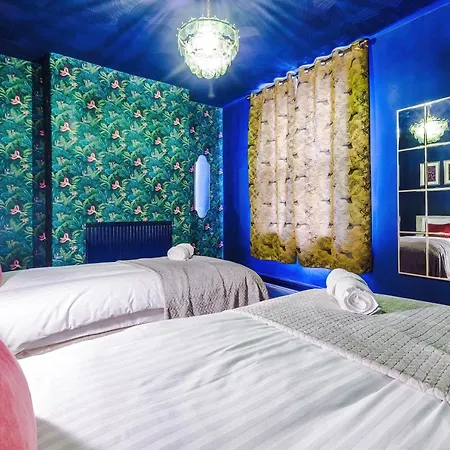 Spacious And Modern 5 Bedroom House * مانشستر