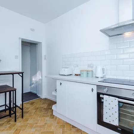 Spacious 4 Bed With Parking Manchester