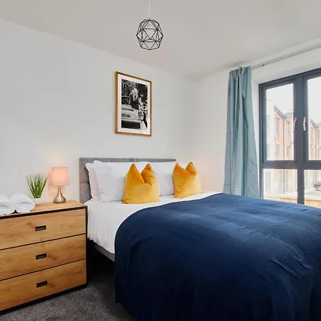 Fabulous 5 Bed House W Parking * Manchester