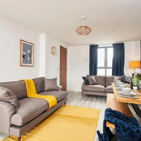 Fabulous 5 Bed House W Parking * Manchester