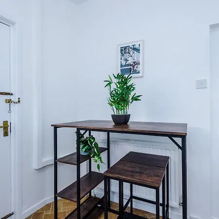 Spacious 4 Bed With Parking Ferienhaus