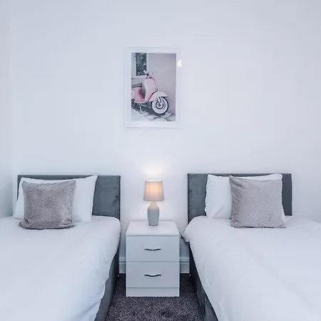 Spacious 4 Bed With Parking 度假居 *