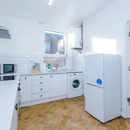Spacious 4 Bed With Parking Holiday home Manchester