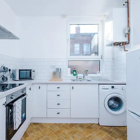 Spacious 4 Bed With Parking Holiday home Manchester