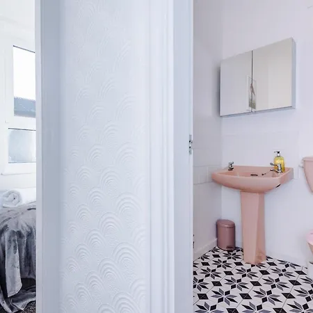 度假居 Spacious 4 Bed With Parking *