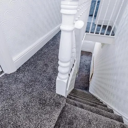 Spacious 4 Bed With Parking Holiday home