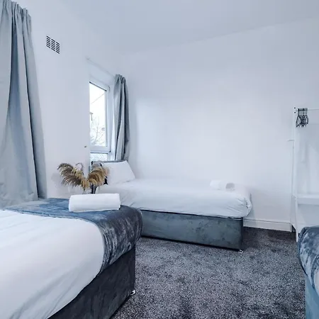 Spacious 4 Bed With Parking * Manchester