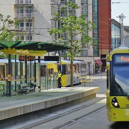 Modern 2 Bed & 2 Bath City Centre Lejlighed