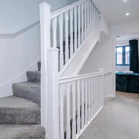 Stunning Mcr House Sleeps 9 *