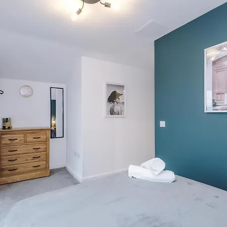 Stunning Mcr House Sleeps 9