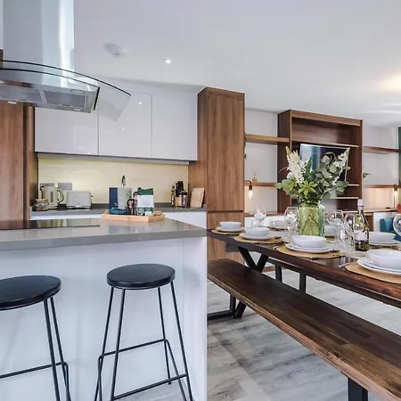 Stunning Mcr House Sleeps 9 *