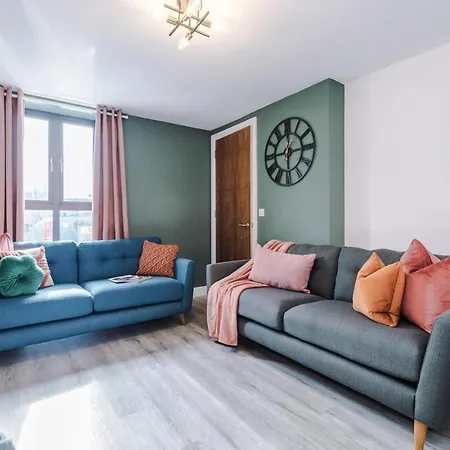 Stunning Mcr House Sleeps 9 *