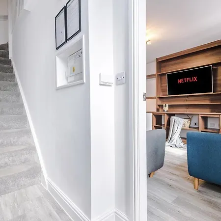 Stunning Mcr House Sleeps 9 *