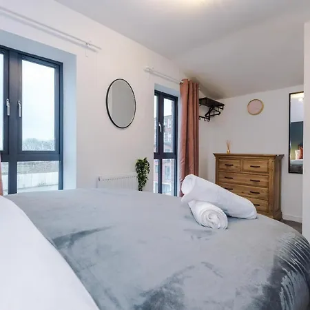 Stunning Mcr House Sleeps 9 *