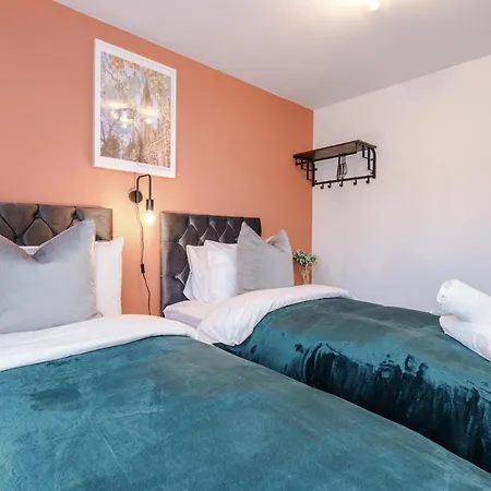 Stunning Mcr House Sleeps 9 펜션