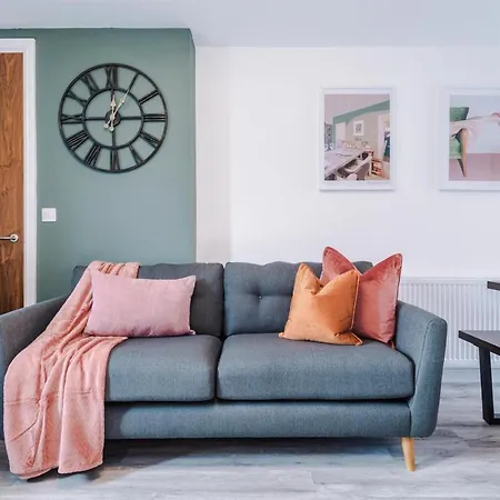 Stunning Mcr House Sleeps 9 펜션 *