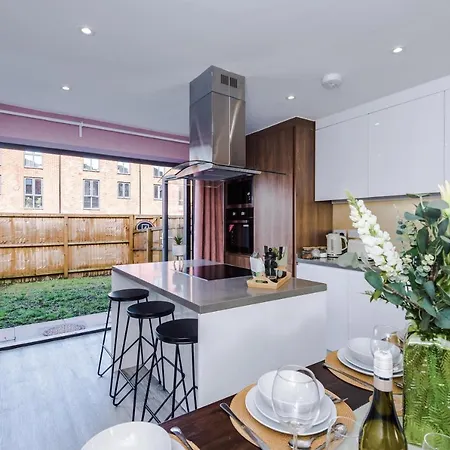 Stunning Mcr House Sleeps 9 펜션 *