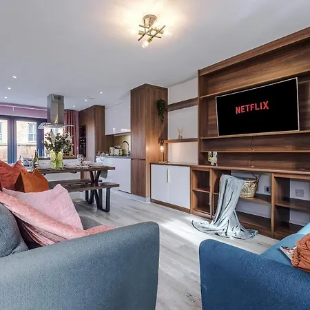Stunning Mcr House Sleeps 9 펜션