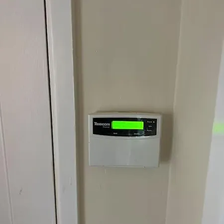 New Getaway - Free Gated Parking With Fob דירה