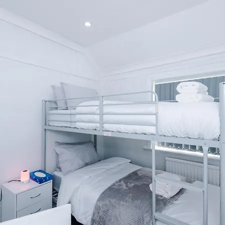 Nice Three Bedroom House In 아파트